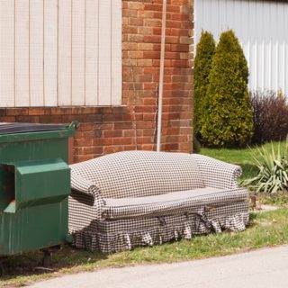 Методы демонтажа и вывоза старой мебели