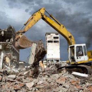 разборка старого здания, контейнер для строительного мусора