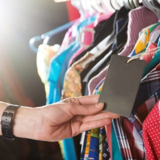 куда сдать старую одежду