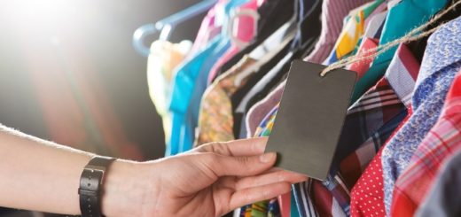 куда сдать старую одежду