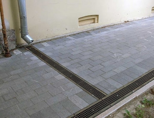 Основные характеристики и особенности пластиковых водоотводных лотков