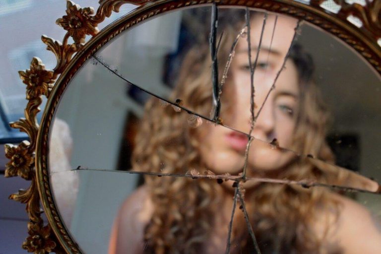 Куда деть старое зеркало из дома и как сделать это безопасно